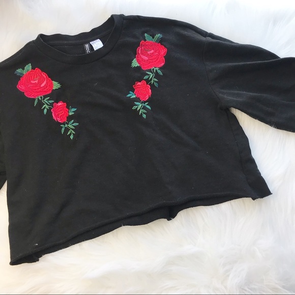 H&M Sweaters - HM rose cutoff crop sweatshirt Sm